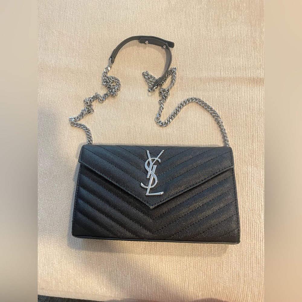 Crossbody bag with removable chain